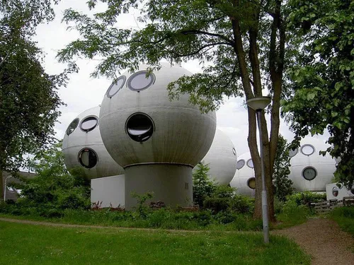 سال 1984 در هلند معماری تصمیم گرفت تا خانه هایی به شکل خا