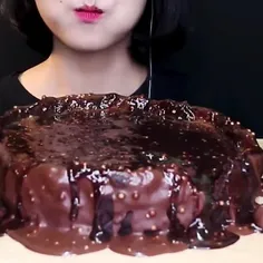 خوردن کیک شکلاتی