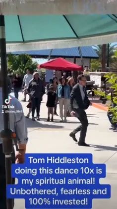 رقصیدن تام وسط جمعیت😂👌🏻