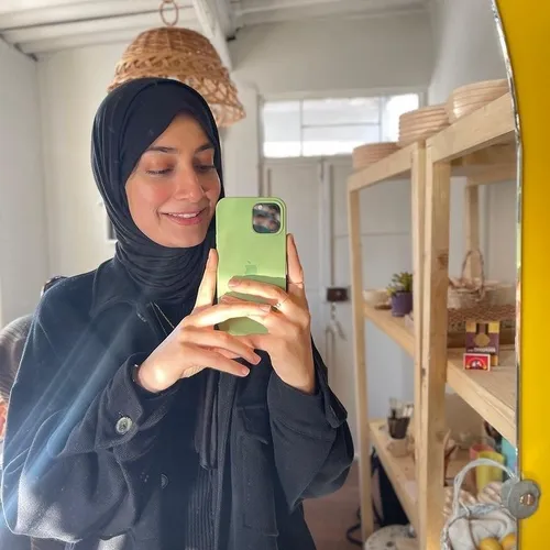 زهره خانم دارد منزلش را برای عید اسلامی نوروز آماده میکند
