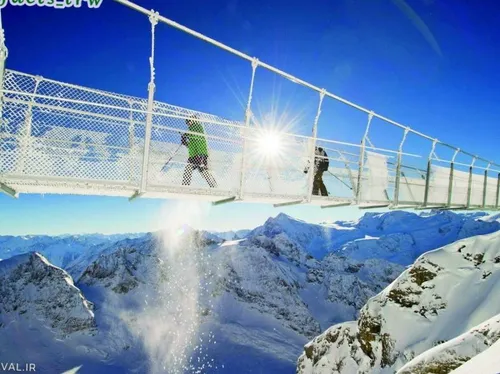 در سوییس پل معلقی به نام تیتلیس وجود دارد که بر روی کوهی 