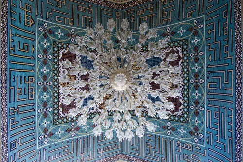 📸 تصویر بسیار زیبا از کاشی کاری سقف و چهل چراغ ایوان شرقی