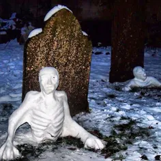 قبرستانی با مجسمه های یخی