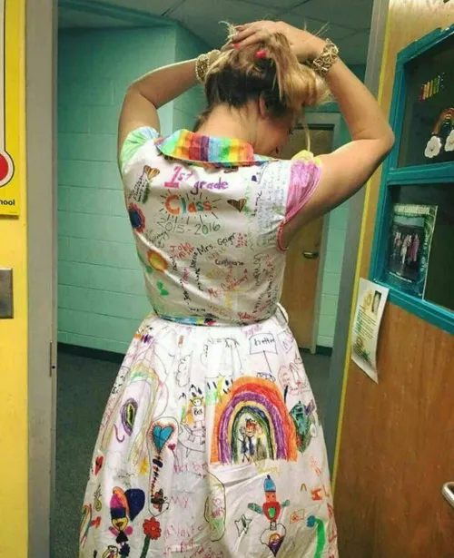 این معلم با نقاشی های شاگردانش بر روی پارچه لباس دوخته 😍