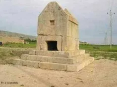 این بنا مقبره دختر کورش بزرگ است که 600 سال قبل از میلاد 