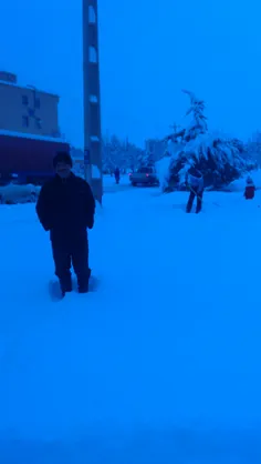 جاتون خالی با خانواده رفتیم برف بازی .اینم عکس بابای گلم.