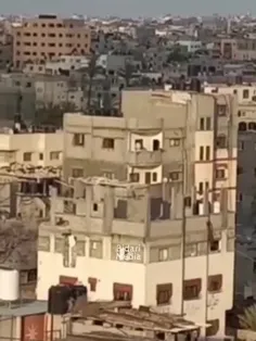 🎥 لحظه تخریب خانه‌ای در غزه با بمب‌های رژیم کودک‌کش اسرائ