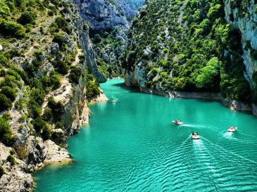 دره عمیق Gorges du Verdon در جنوب شرقی فرانسه، با رودخانه