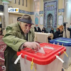 📷 پیرمرد تبریزی ۹۰ ساله رای خود را به صندوق انداخت.