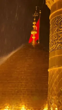 گنبد امام حسین در زیر بارش باران، همچون نگینی در دل شب می