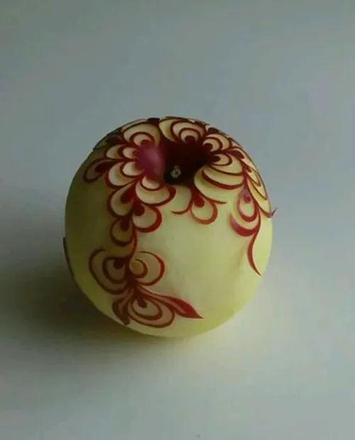 کنده کاری هنرمندانه روی سیب را در این تصاویر ببینید و برا