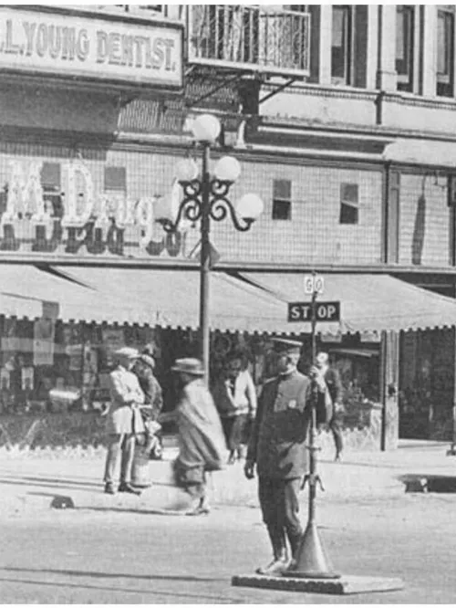 اولین چراغ راهنمایی در سال 1920 در مرکز شهر دیه گو کالیفو