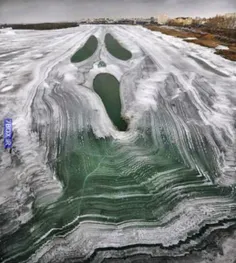 عکس دریاچه آب شور که شبیه تابلو جیغ شده