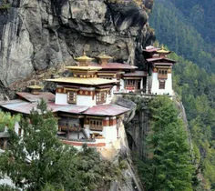 صومعه «پارو تاکتسانگ‌» بر روی صخره ای در دره پارو قرار گر