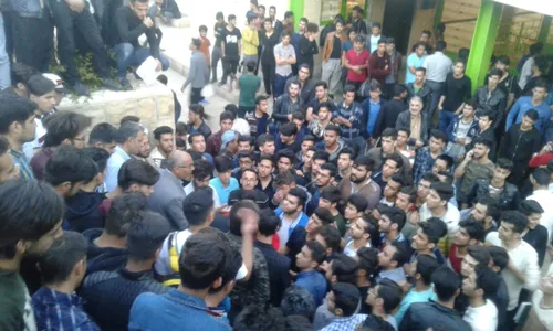 شورش علیه ی سلف دانشگاه به دلیل کمیت و کیفیت بد غذا اعتصا