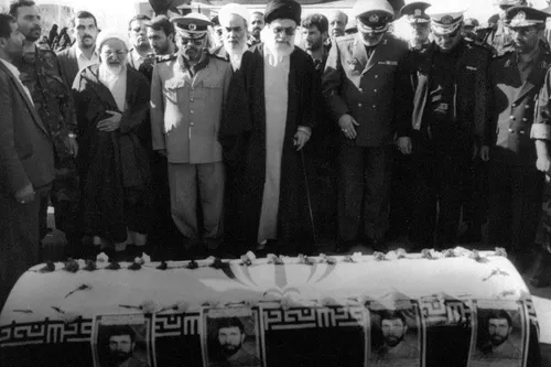 📸تصویری ازحضور رهبر انقلاب در کنار پیکر شهید صیاد شیرازی