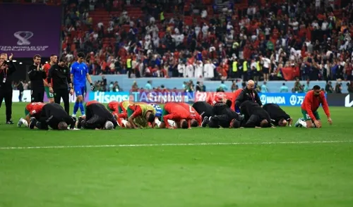 سجده شکر دسته جمعی بازیکنان و اعضای تیم ملی مراکش پس از پایان بازی
