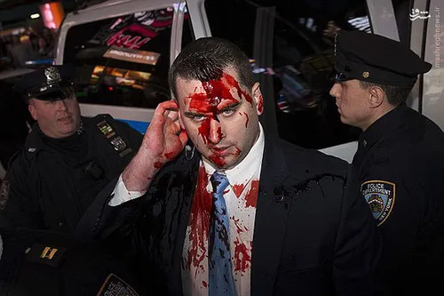 نیروی امنیتی آمریکا که از تظاهر کنندگان فرگوسن کتک خورد