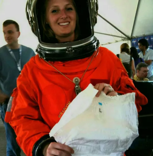 فضانوردان معمولا زیر لباس فضانوردی خود پوشک می پوشند، چون