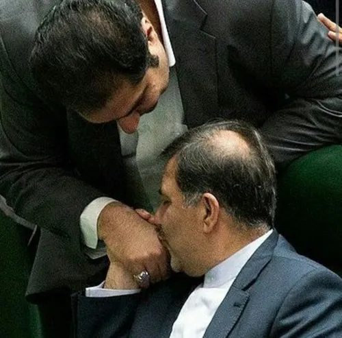 دست بوسی وزیر راه در جلسه استیضاح