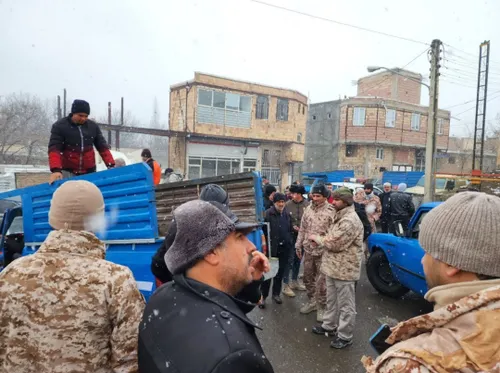 👈 کمک نیروهای بسیج سپاه و ارتش در مناطق زلزله زده در خوی.