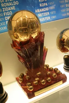 تصویر جایزه ارزشمند سوپر توپ طلای دی استفانو کبیر در موزه