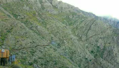 📸  "تصویری از صف عظیم کولبران در عبور از پیچ و خم کوهها (