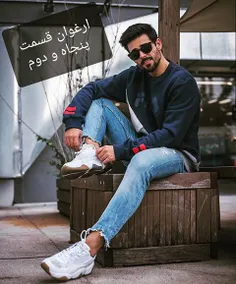 دستمو رو دستاش که دور شکمم حلقه شده بود گذاشتم و صورتمو ب