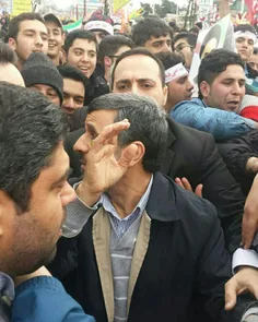 دکتر احمدی نژاد در راهپیمایی ۲۲بهمن 