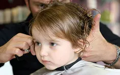 برای کاهش ترس کودک از آرایشگاه، سعی کنید از آرایشگری مهرب