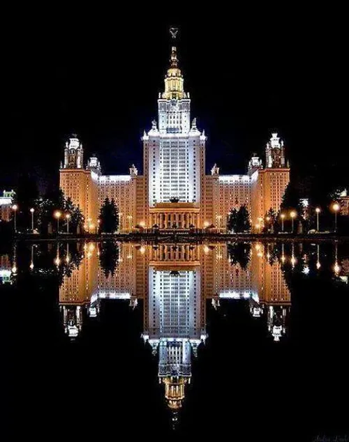 دانشگاه دولتی مسکو در شب - روسیه