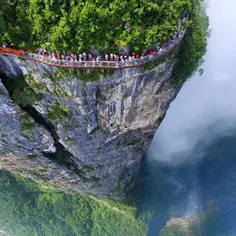 چشم انداز خیره کننده از فراز صخره ایی در پارک ملی Zhangji