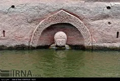 یک مجسمه بودا مربوط به دوره سلسله «مینگ» که در زیر آب فرو