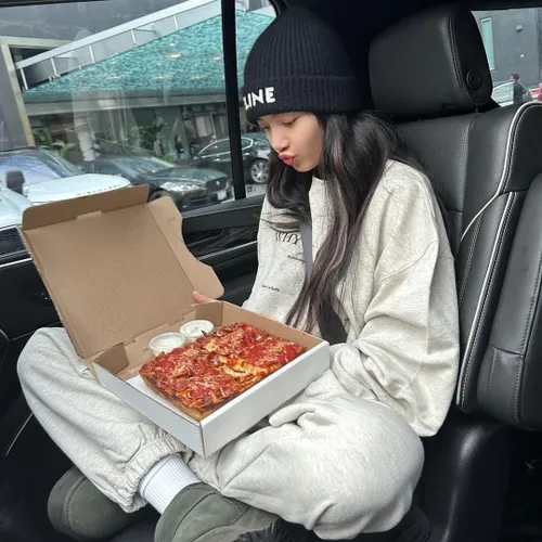 لیسا وقتی پیتزا میبینه