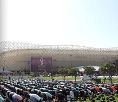 📸 اقامه نماز جماعت بیرون استادیوم احمد بن‌علی پیش از شروع