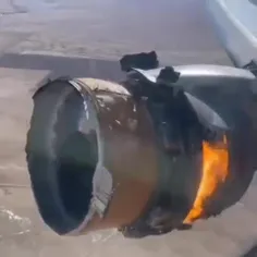 تصاویری ترسناک از آتش گرفتن موتور هواپیما/ می‌سوزد، اما پ