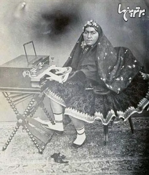 عکسی قدیمی از نوازندگی «انیس الدوله» همسر ناصرالدین شاه پ