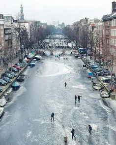 کانال های آب یخ زده در شهر آمستردام، پایتخت کشور هلند