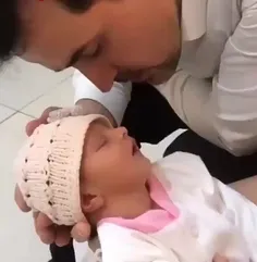 واکنش زیبای نوزاد هنگام شنیدن نام امام حسین علیه السلام