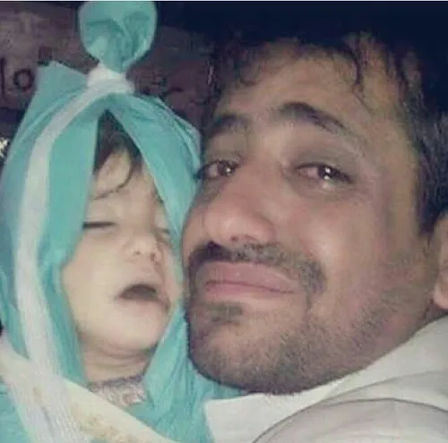 غم انگیزترین سلفی جهان پدر یمنی برای آخرین بار کودک شهیدش