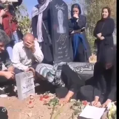 | @hadian_noir |
ویدیوی مادر ژینا (مژگان افتخاری) بر سر مزار دخترش، دختر ایران؛ حدود یک سال پیش:)