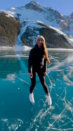 سطح زمردی دریاچه ای در رشته کوه های راکی کانادا