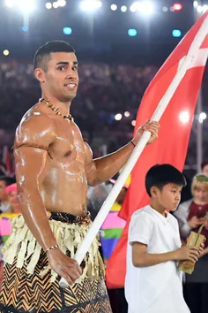 پرچمدار کشور تونگا در افتتاحیه المپیک که سوژه شده است.