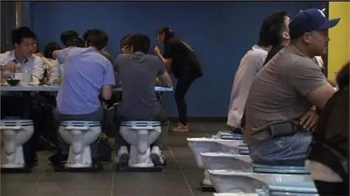 رستورانی در چین به شکل توالت:/ البته در چینی بودنشون مطمئ