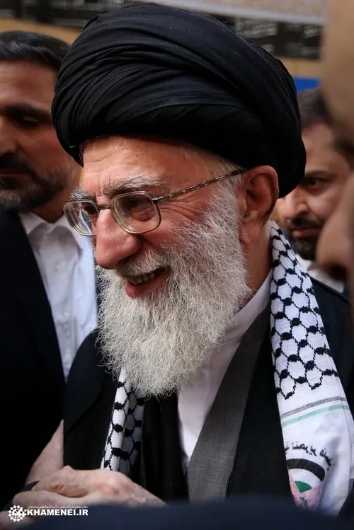 امروز؛ چفیه فلسطینی بر دوش حضرت آیت الله خامنه ای