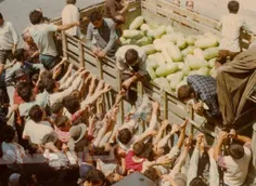 تصویر خاطره انگیز از تجمع مردم برای خرید هندوانه...در دهه