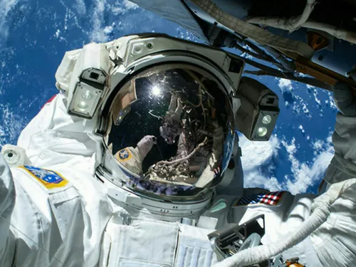 جالبه بدونید که درون کلاه فضانوردان، پارچه ی زبری قرار دا