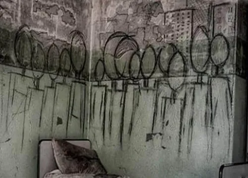 اثر هنری عجیب یک بیمار روانی در اتاقش در یک بیمارستان روا