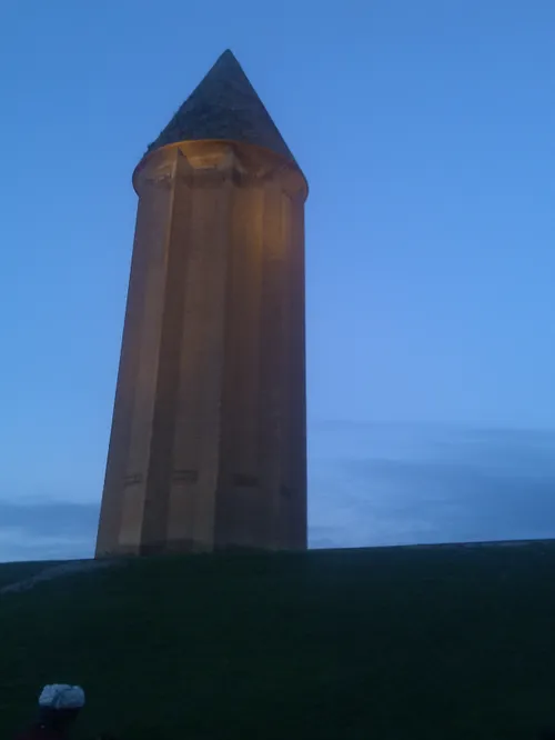 برج قابوس خودم عکسشو گرفتم ساعت طرفاي 7 عيد93