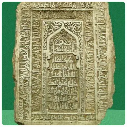 سنگ مرمر سفید که در سال 516 هجری قمری توسط عبدالله بن احم